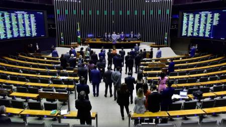 Câmara dos Deputados aprovou nesta quarta-feira (23) a medida provisória que reajusta o salário mínimo
