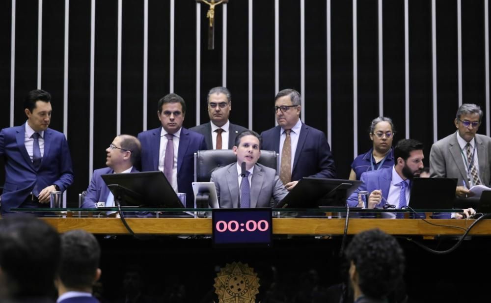 Câmara aprova PEC que autoriza acúmulo de cargos públicos para professores