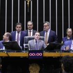 Câmara aprova PEC que autoriza acúmulo de cargos públicos para professores