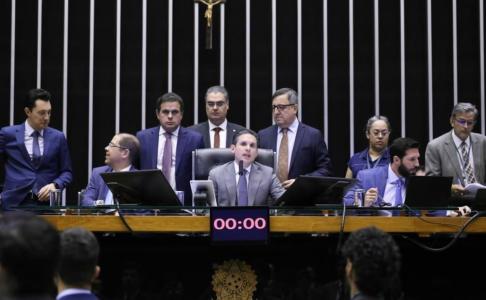 "Somente no caso da Petrobras, os desvios de recursos de forma ilegal envolvem entre R$ 30 bilhões e R$ 40 bilhões, o que consta inclusive de um estudo da Polícia Federal"
