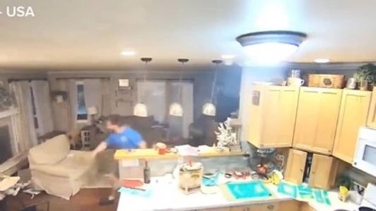 Câmera de segurança mostra objetos se movendo em escritório