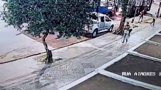Câmera de segurança flagra momento que o suspeito escolhe a vítima