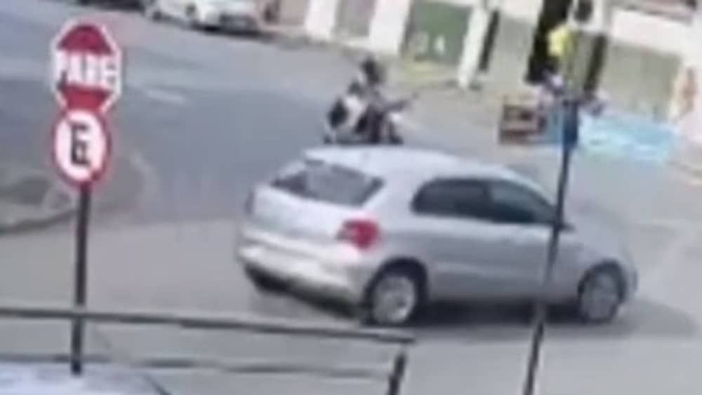 Vídeo: motociclista 'roda no ar' após ser atropelada por carro que furou cruzamento