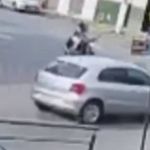 Vídeo: motociclista 'roda no ar' após ser atropelada por carro que furou cruzamento
