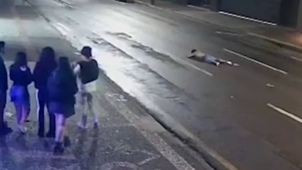 Mulher morre atropelada após ser agredida por segurança de boate e deixada desacordada na rua no interior do Paraná