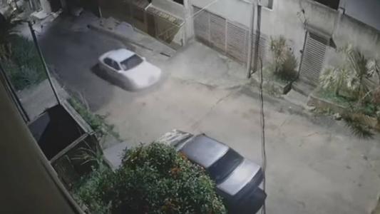 Câmera de segurança flagrou roubo de um automóvel Monza, no dia 27 de Abril, no Bairro NS das Graças, em Timóteo