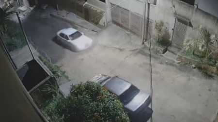 Câmera de segurança flagrou roubo de um automóvel Monza, no dia 27 de Abril, no Bairro NS das Graças, em Timóteo