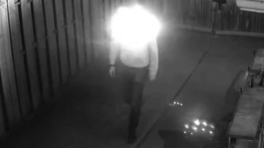 Câmera de vigilância é confundida por leds infravermelhos