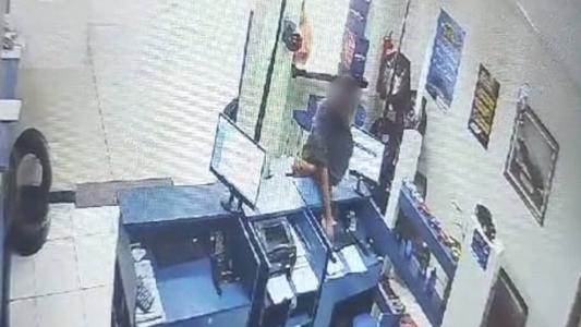 Câmera flagou momento em que suspeito furta celular em balcão de loja