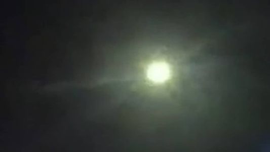 Câmera na farda de um policial flagrou momento em que uma luz verde 'cai' do céu