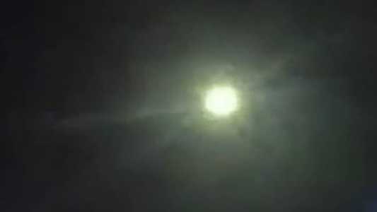 Câmera na farda de um policial flagrou momento em que uma luz verde 'cai' do céu