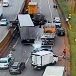 Acidente com caminhões interdita pista da Fernão Dias em Betim 