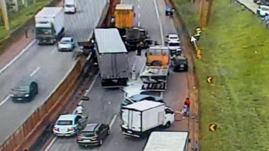 Câmeras da PRF mostram batida e rodovia interditada