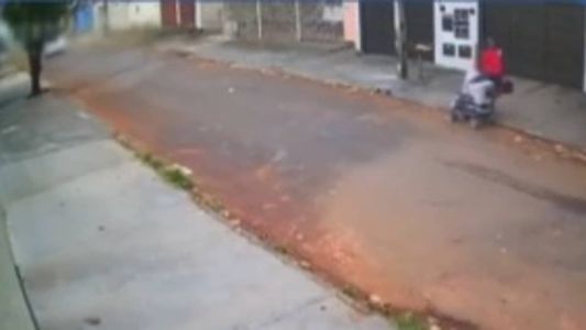 Câmeras de segurança flagraram momento que homem deixa carrinho na rua