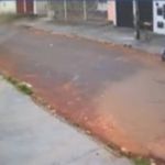Homem é flagrado abandonando bebê em rua de Goiânia
