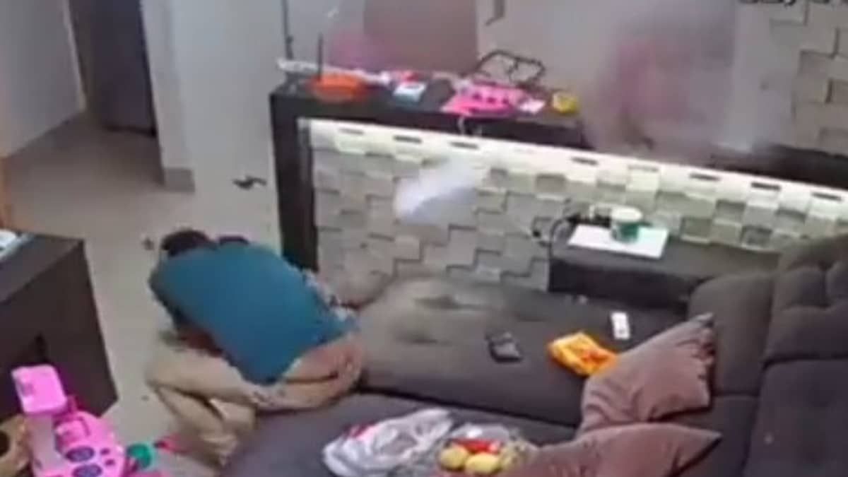 Vídeo: panela de pressão explode e pai abraça filha para protegê-la de destroços