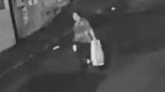 Câmeras de segurança registraram o momento em que as suspeitas deixaram o cemitério com o caixão