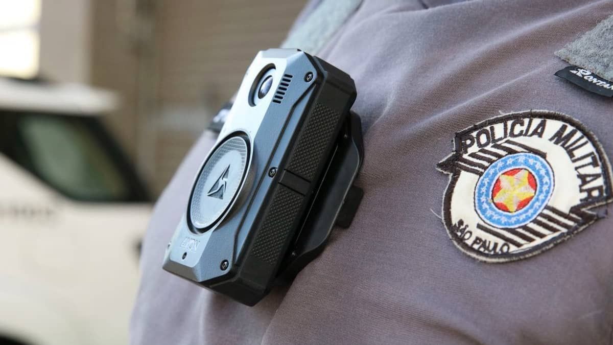 Tarcísio rejeita retirar câmeras de uniformes de policiais em SP