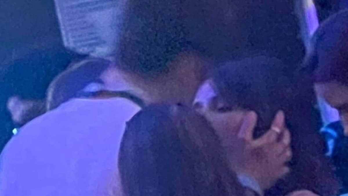 Camila Cabello e Shawn Mendes são flagrados aos beijos um ano após término