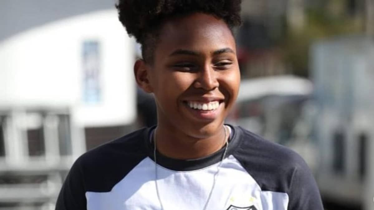 Camila, goleira do Santos, comemora convocação para a Copa do Mundo