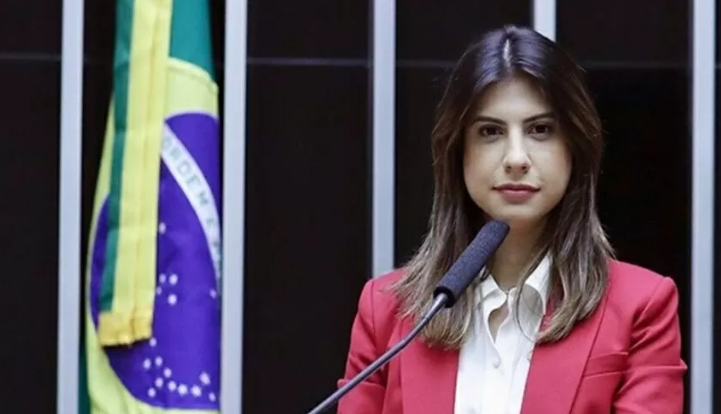 Pedido de suspensão de mandato de Camila Jara vai à Mesa Diretora da Câmara