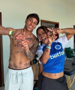 Camila Loures ganhou uma blusa do Cruzeiro de Kaio Jorge