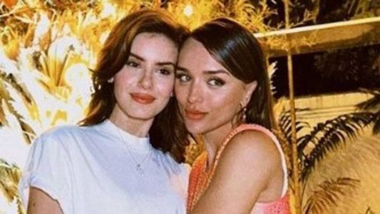 Camila Queiroz e Rafa Kalimann são amigas e moram no mesmo condomínio