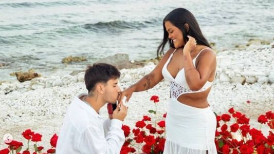 Camila recebeu uma aliança de R$18 mil