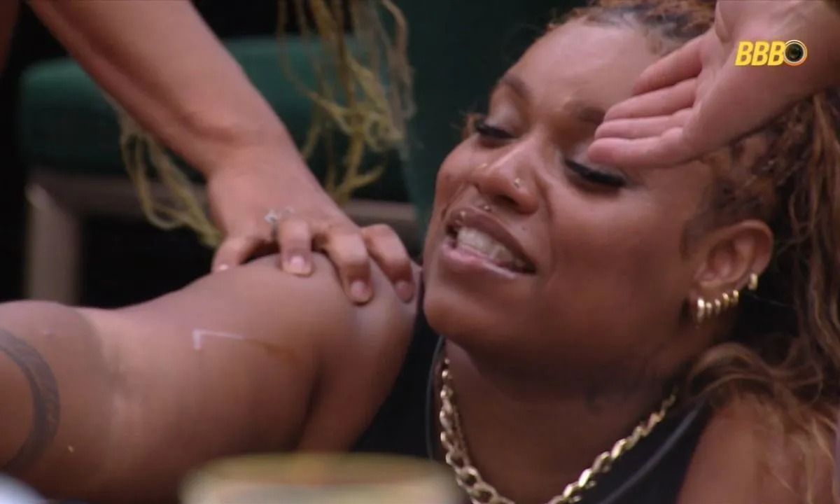 Camilla tira gargalhadas de participantes mas é detonada na web após fazer xixi na cozinha do BBB 25
