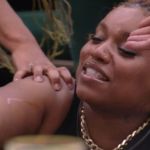 Camilla tira gargalhadas de participantes mas é detonada na web após fazer xixi na cozinha do BBB 25