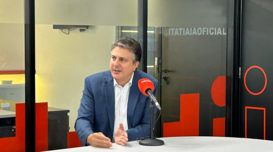 Camilo Santana no estúdio da Itatiaia