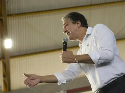 O ministro da Educação, Camilo Santana, discursa durante evento do governo federal