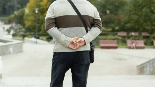 caminhando com as maos para tras