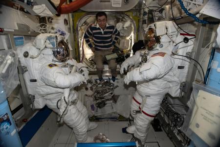 Astronautas se preparam para primeira caminhada espacial de 2026