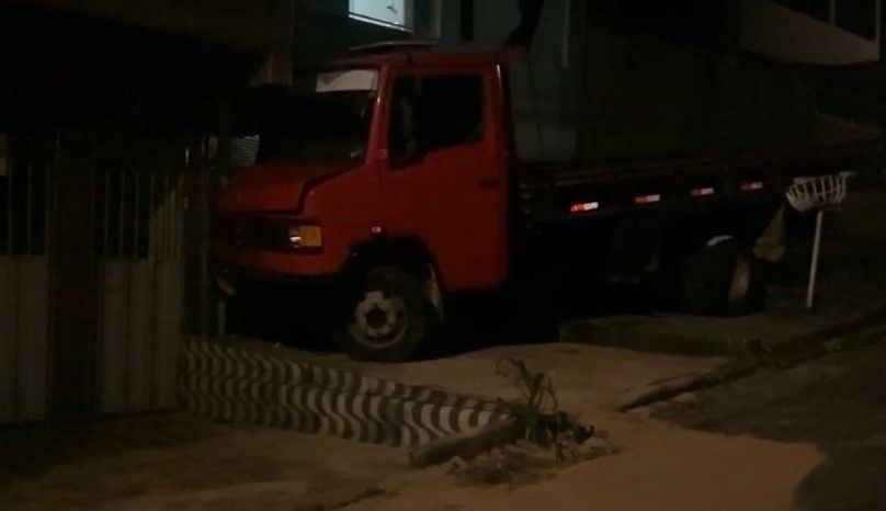 Batida de caminhão em muro de casa assusta moradores em Ibirité (MG)