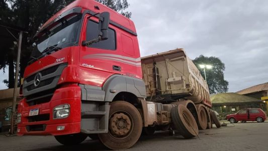 Caminhão acidentado à beira de rodovia