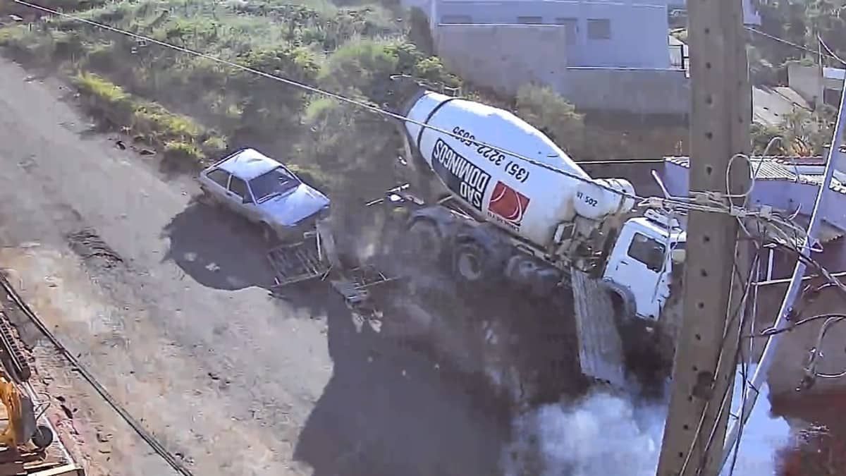 Betoneira desce rua desgovernada, arrasta carro e destrói muro de casa em Varginha; vídeo 