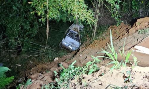 Caminhão caiu em ribanceira no Bairro Graminha em Juiz de Fora