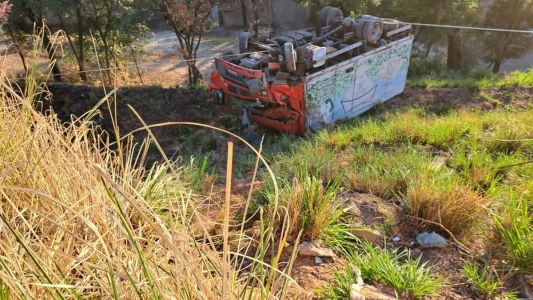 Caminhão caiu em ribanceira na BR-040, no Califórnia