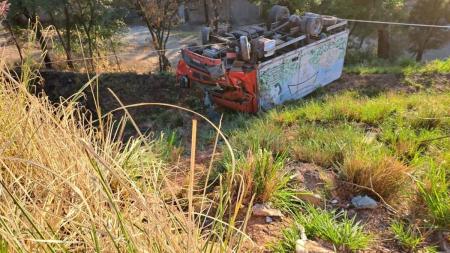Caminhão caiu em ribanceira na BR-040, no Califórnia