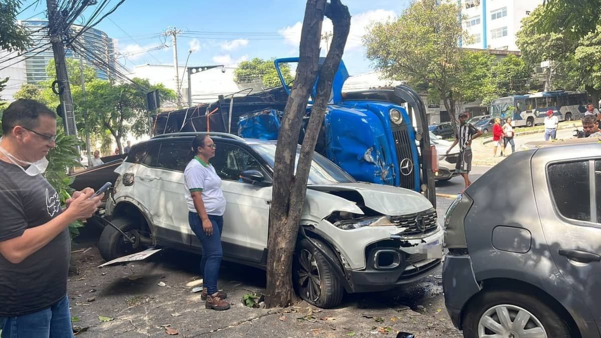 Veja imagens de acidente com caminhão que deixou grávida ferida na avenida do Contorno, em BH