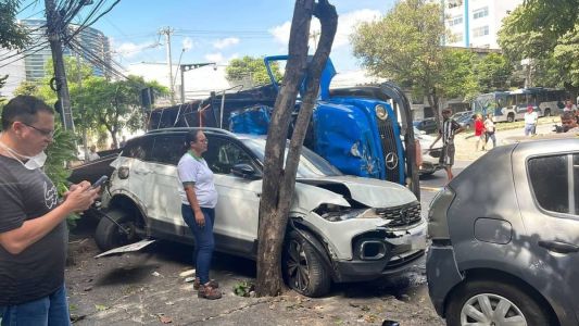 Caminhão capotou e atingiu carro
