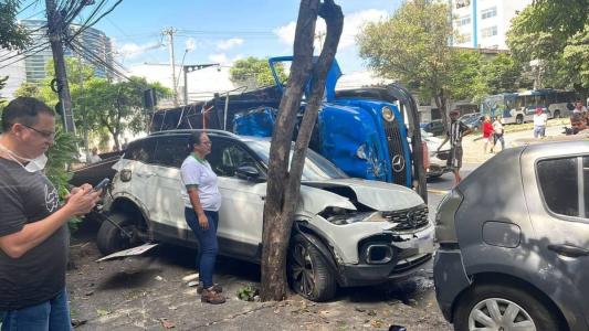Caminhão capotou e atingiu carro