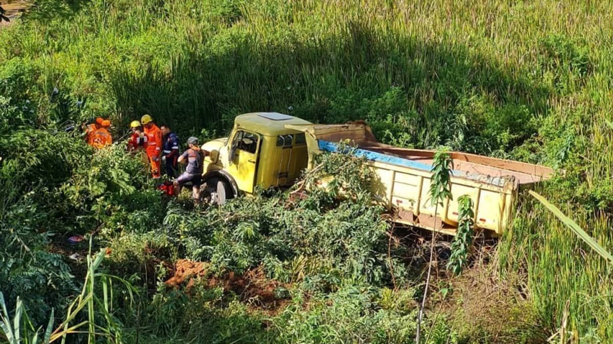 Caminhão de entulho capota e cai em barranco nas margens da BR-116, em Leopoldina
