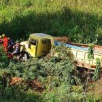 Caminhão de entulho capota e cai em barranco nas margens da BR-116, em Leopoldina