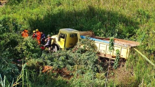Caminhão capotou e caiu em barranco ao trafegar em rodovia da Zona da Mata