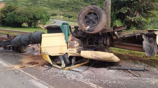 Caminhão capotou em frente à Refinaria Gabriel Passos, em Betim