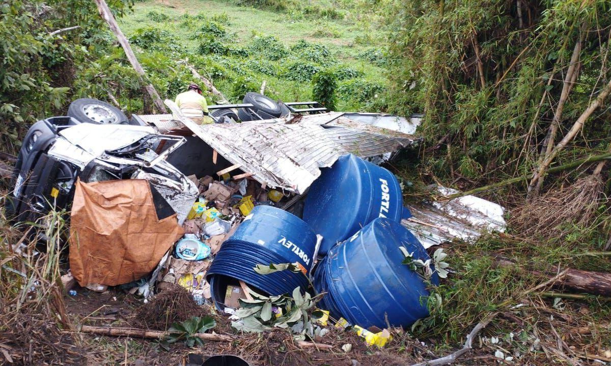 Caminhão capota e motorista morre na MG-353 próximo a Coronel Pacheco