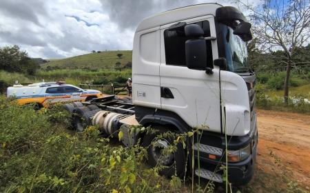 Foto mostra carreta abandonada na zona rural de Governador Valadares