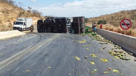 Caminhão carregado com mangas tombou na BR-251, em Francisco Sá
